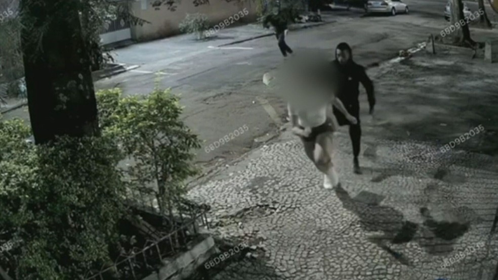 Momento que a vítima foi seguida pelos bandidos — Foto: Reprodução/TV Globo