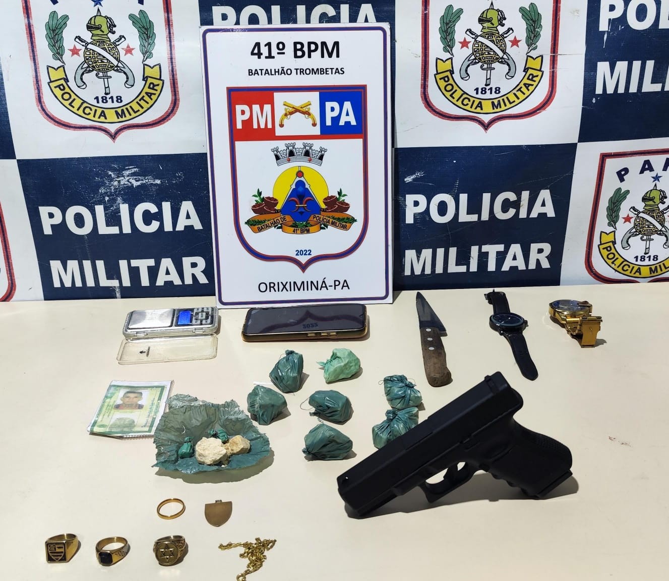 Motopatrulhamento do 41º BPM apreende drogas e simulacro de arma de ...