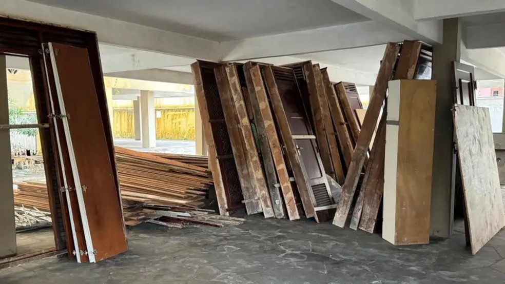 Portas retiradas dos apartamentos — Foto: Arquivo pessoal
