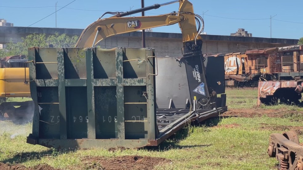 1 de 3
Prefeitura inicia remo&ccedil;&atilde;o dos vag&otilde;es inativos da linha f&eacute;rrea de Bauru (SP) &mdash; Foto: TV TEM/Reprodu&ccedil;&atilde;o