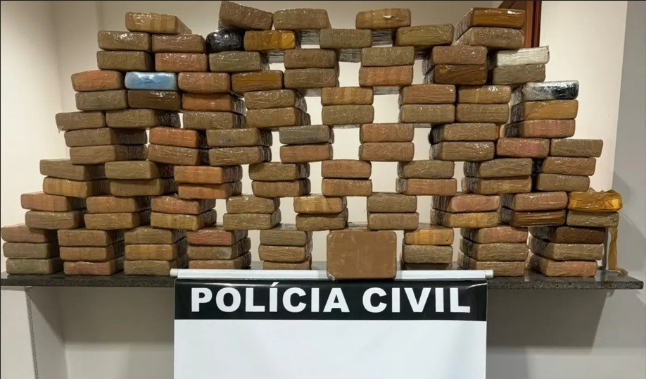Polícia apreende 120 tabletes de cocaína escondidos em fundo falso de barco em Salinópolis