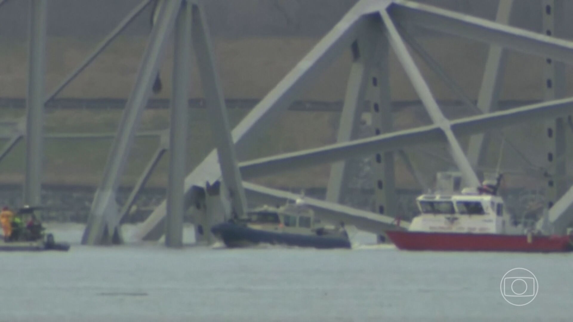 Cargueiro desgovernado derruba ponte nos EUA; equipes suspendem buscas de 6 pessoas nas águas do rio de Baltimore