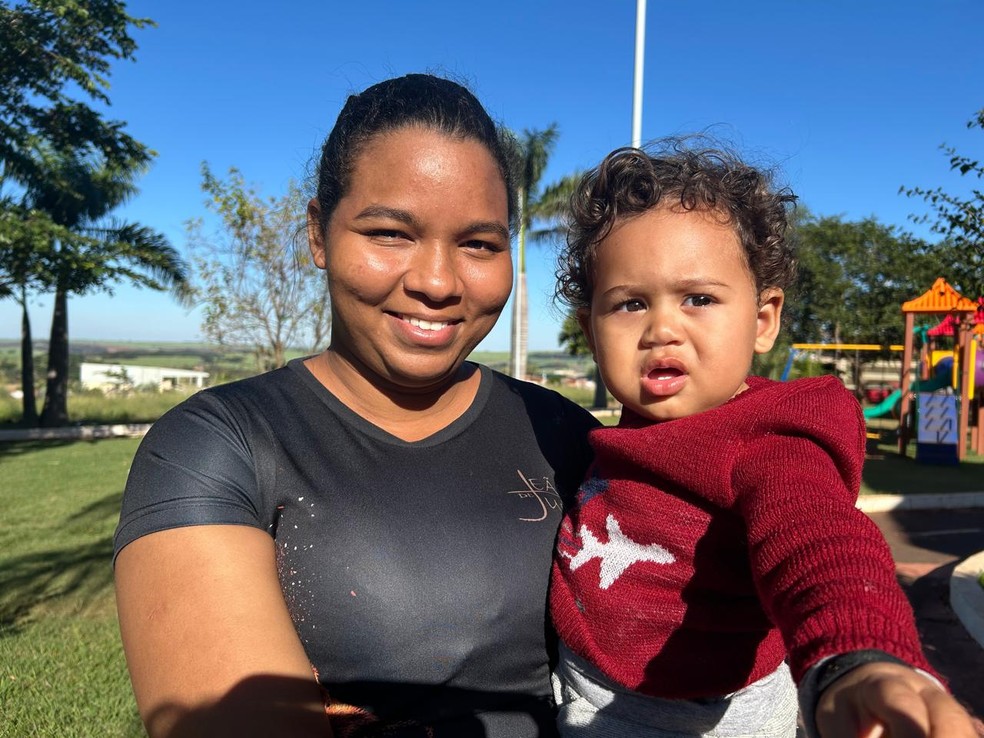 A babá Priscila da Silva Pereira veio de Salvador para o município e não se arrependeu: "vou criar meus filhos aqui" | Foto: Amanda Rocha/g1
