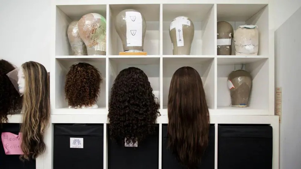 Raspar o cabelo antes de ele começar a cair pode ajudar algumas mulheres a sentir que têm mais controle durante o tratamento contra o câncer — Foto: Getty Images / BBC