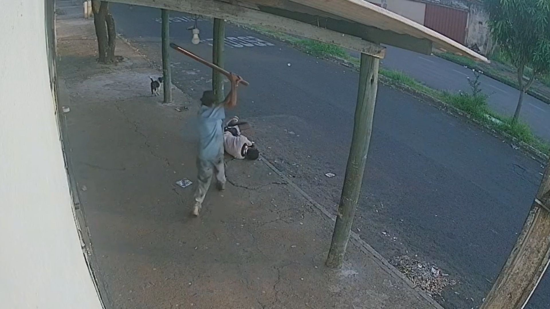 VÍDEO: Jovem é atacado com pauladas na cabeça e fica em estado grave em Uberlândia