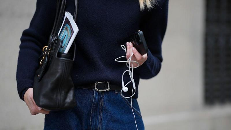 Câmeras digitais e fones com fio estão de volta. Mas por quê?