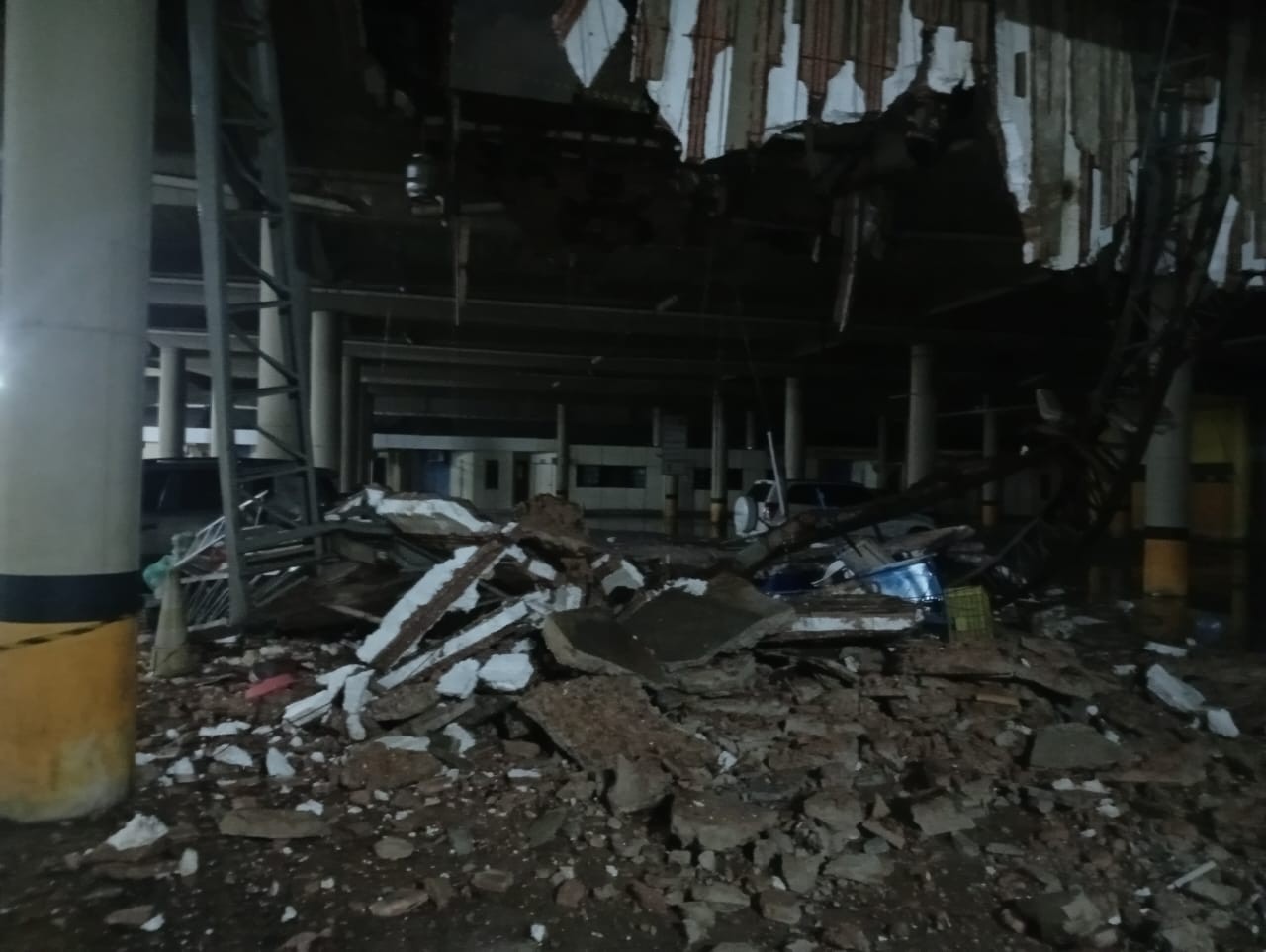 Laje desaba no Largo da Palmeira e deixa trabalhador ferido após forte chuva em Belém