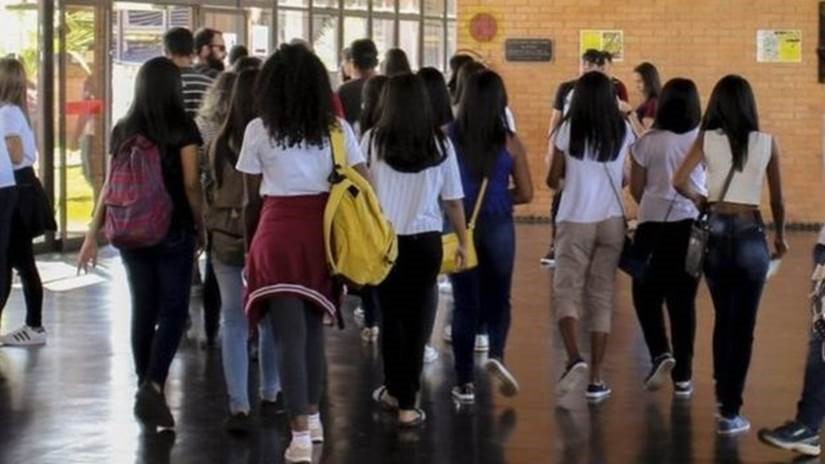 Satisfação de adolescentes brasileiros com o próprio corpo cai sucessivamente desde 2015, aponta IBGE