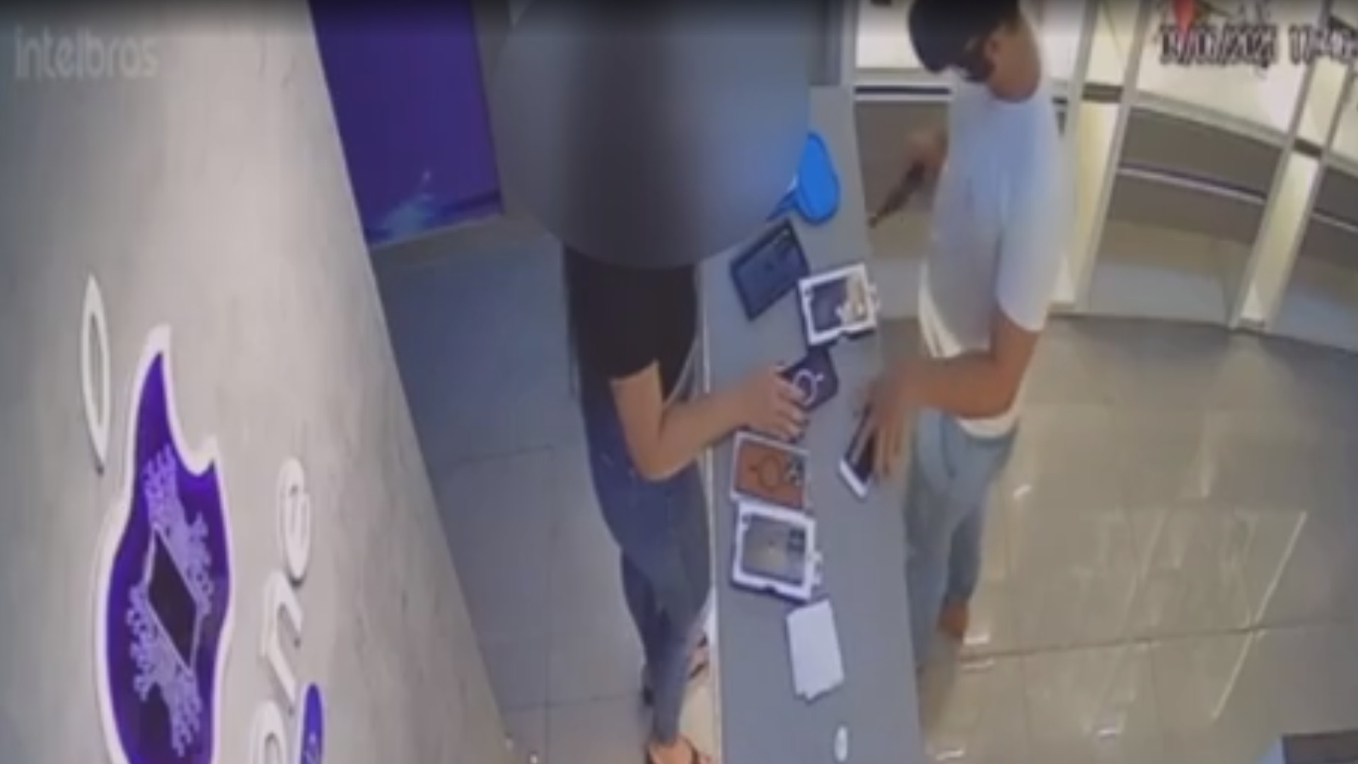 Criminosos invadem loja e fazem vítimas de 'escudo' após homem atirar contra eles, em Belém; VÍDEO