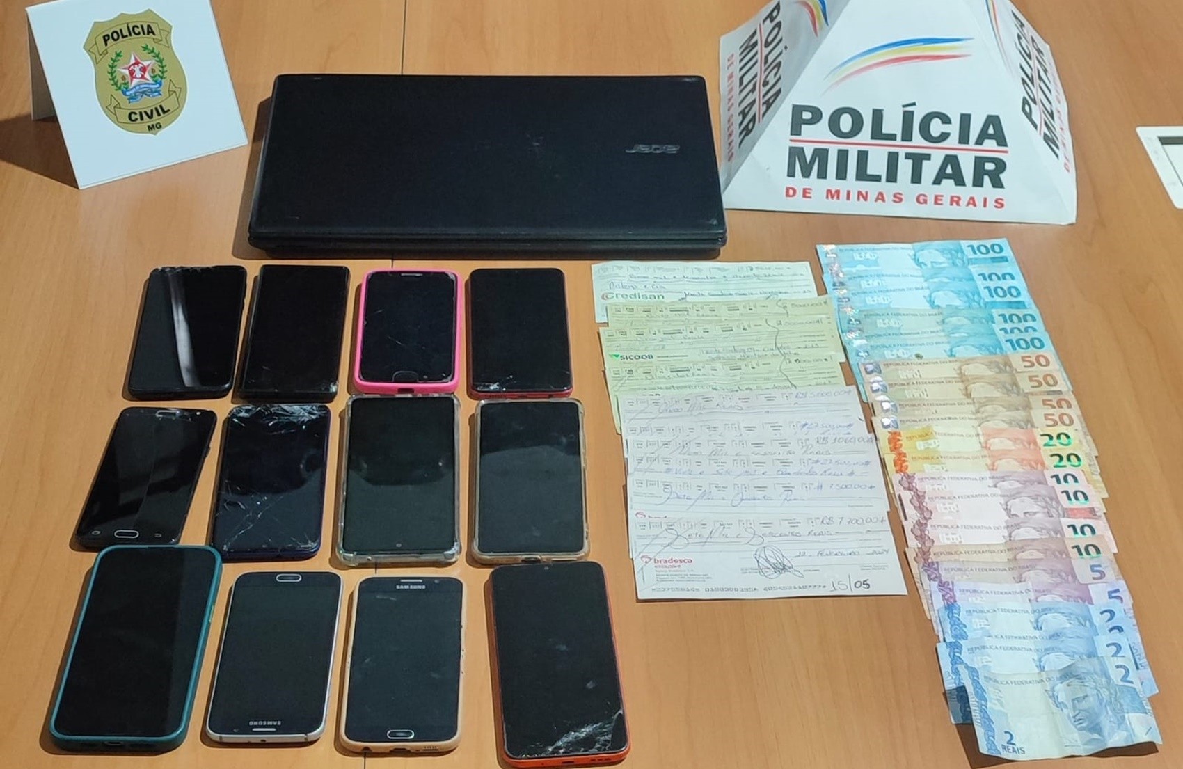 Suspeito de tráfico é preso com quase R$ 100 mil em cheques em Monte Santo de Minas, MG