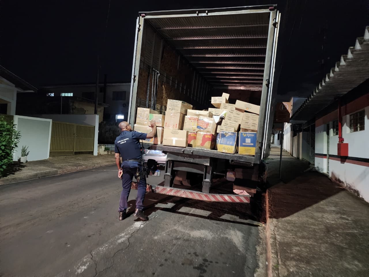 Guarda de Limeira apreende 5,3 mil quilos de queijo sem registro sanitário transportado em caminhão 