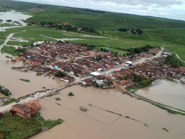 Rios em Alagoas ultrapassam cotas e alagam cidades