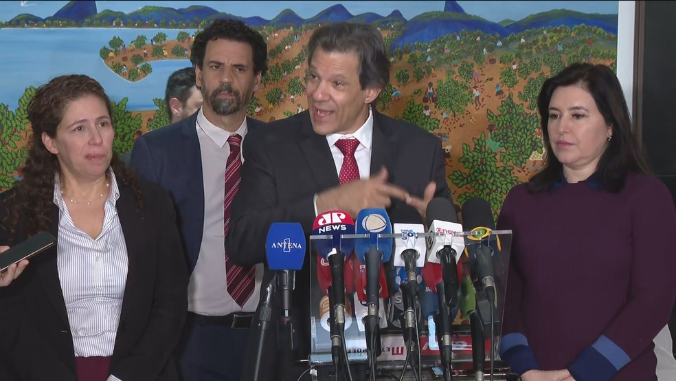 Os ministros Esther Dweck, Fernando Haddad e Simone Tebet em anúncio no Palácio do Planalto — Foto: Reprodução