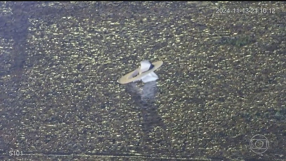 Chapéu de Francisco Wanderley após a explosão. — Foto: TV Globo/Reprodução