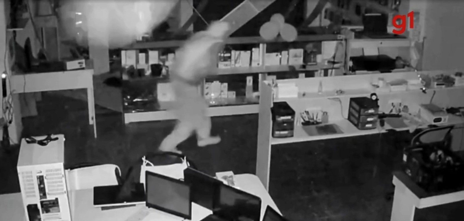 VÍDEO: Criminoso invade loja de assistência técnica na Zona Norte de São José e foge levando mercadoria
