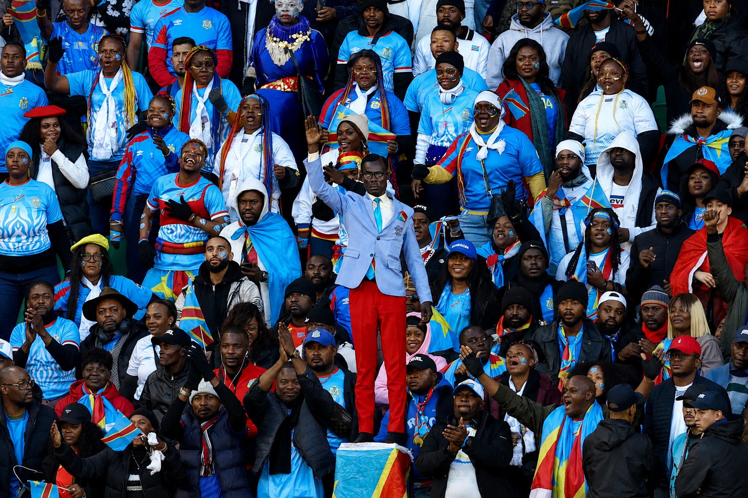 Quem é o torcedor da RD Congo que fica imóvel durante os jogos da Copa para homenagear um dos maiores heróis da África