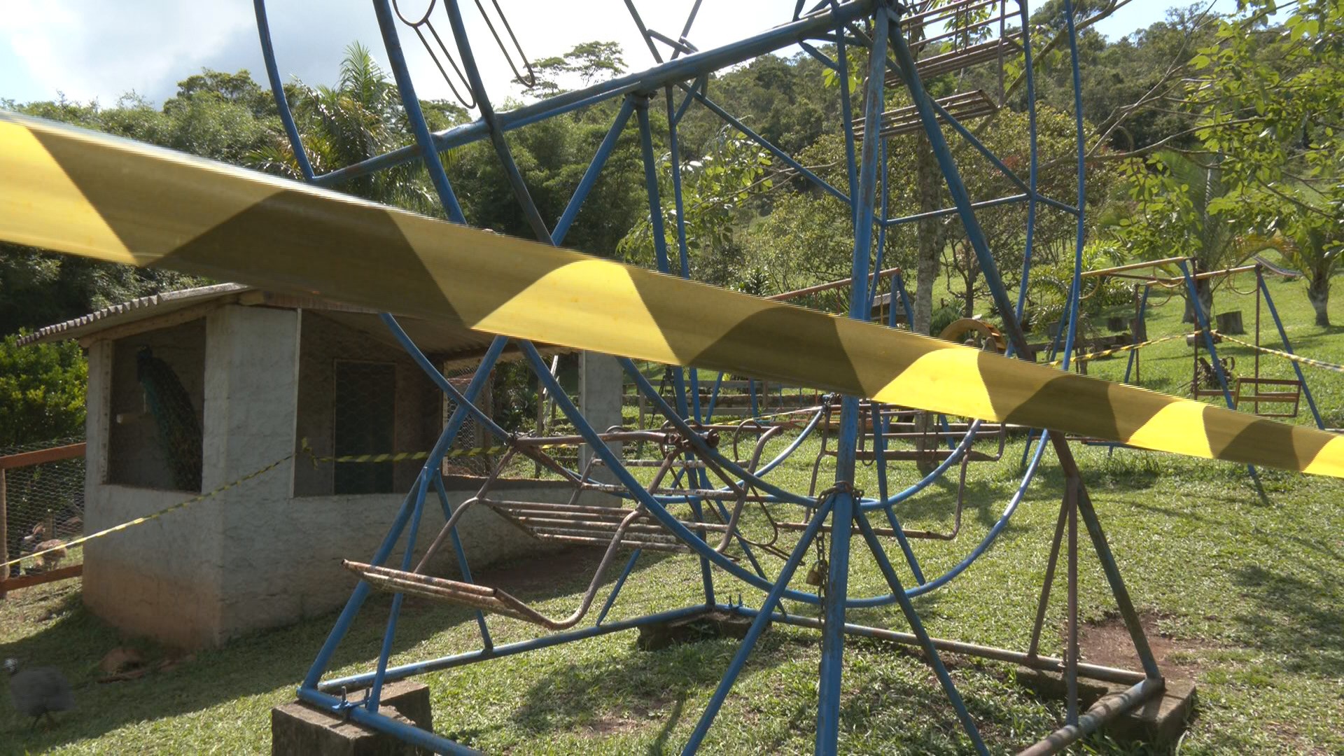 Polícia indicia duas pessoas por morte de mulher em brinquedo infantil que simula roda gigante em MG 