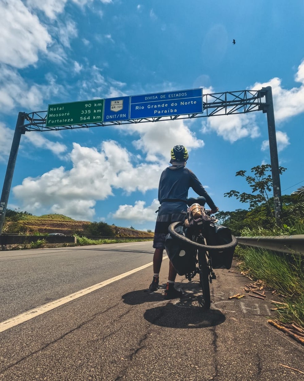 Maruan Matheus Moreira tem 26 anos e está viajando do Paraná ao Maranhão de bicicleta, pelo litoral brasileiro — Foto: Arquivo pessoal