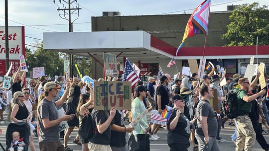 Manifestante baleado em protesto anti-Trump morre nos EUA - Homem de 39 anos foi atingido por um dos três disparos efetuados por outro manifestante contra jovem que sacou rifle no meio do protesto.