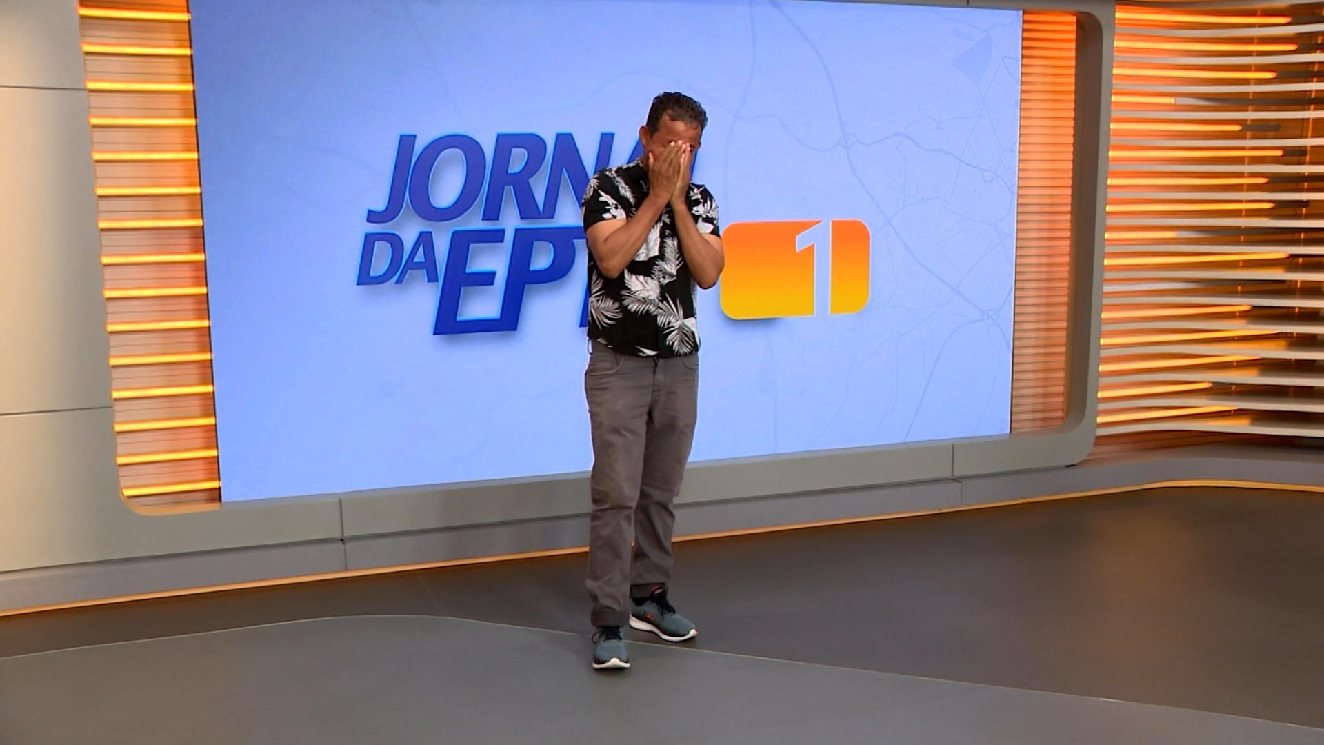 VÍDEO: conquistando as ruas com bom humor, gari cantor realiza sonho de visitar emissora de TV