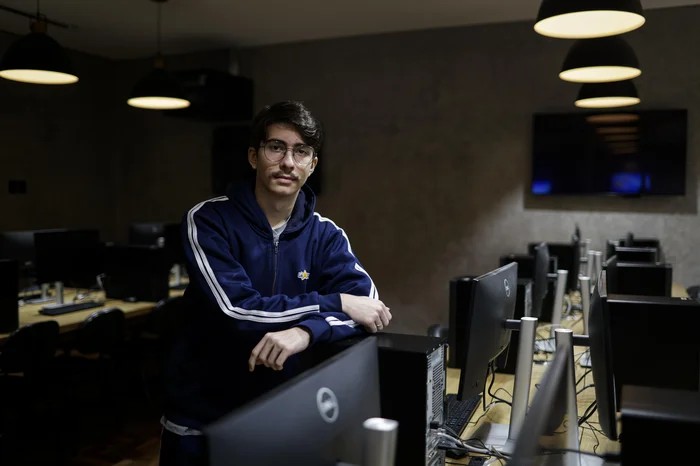 Jovem do RS que estuda programação desde os 12 anos é selecionado para representar Brasil em Olimpíada de inteligência artificial na China