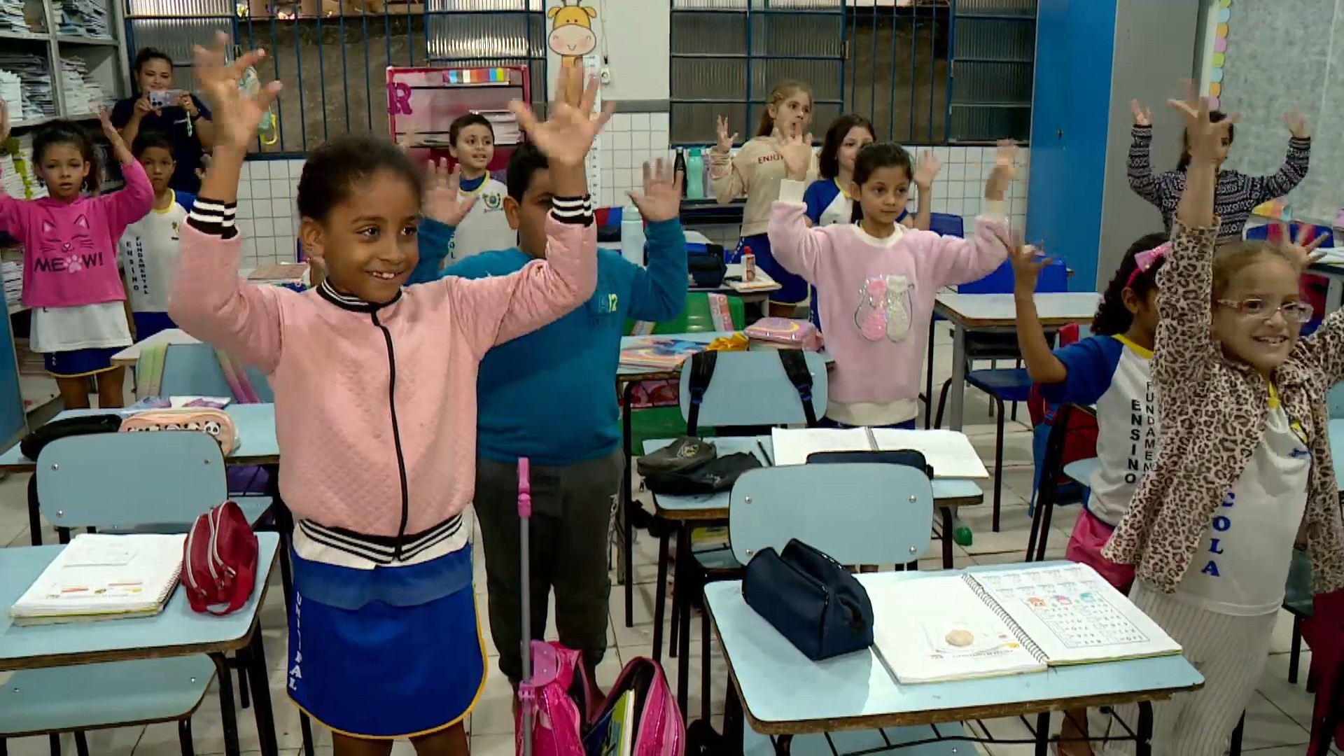 Projeto ensina libras para alunos poderem se comunicar com colega surda em escola do ES