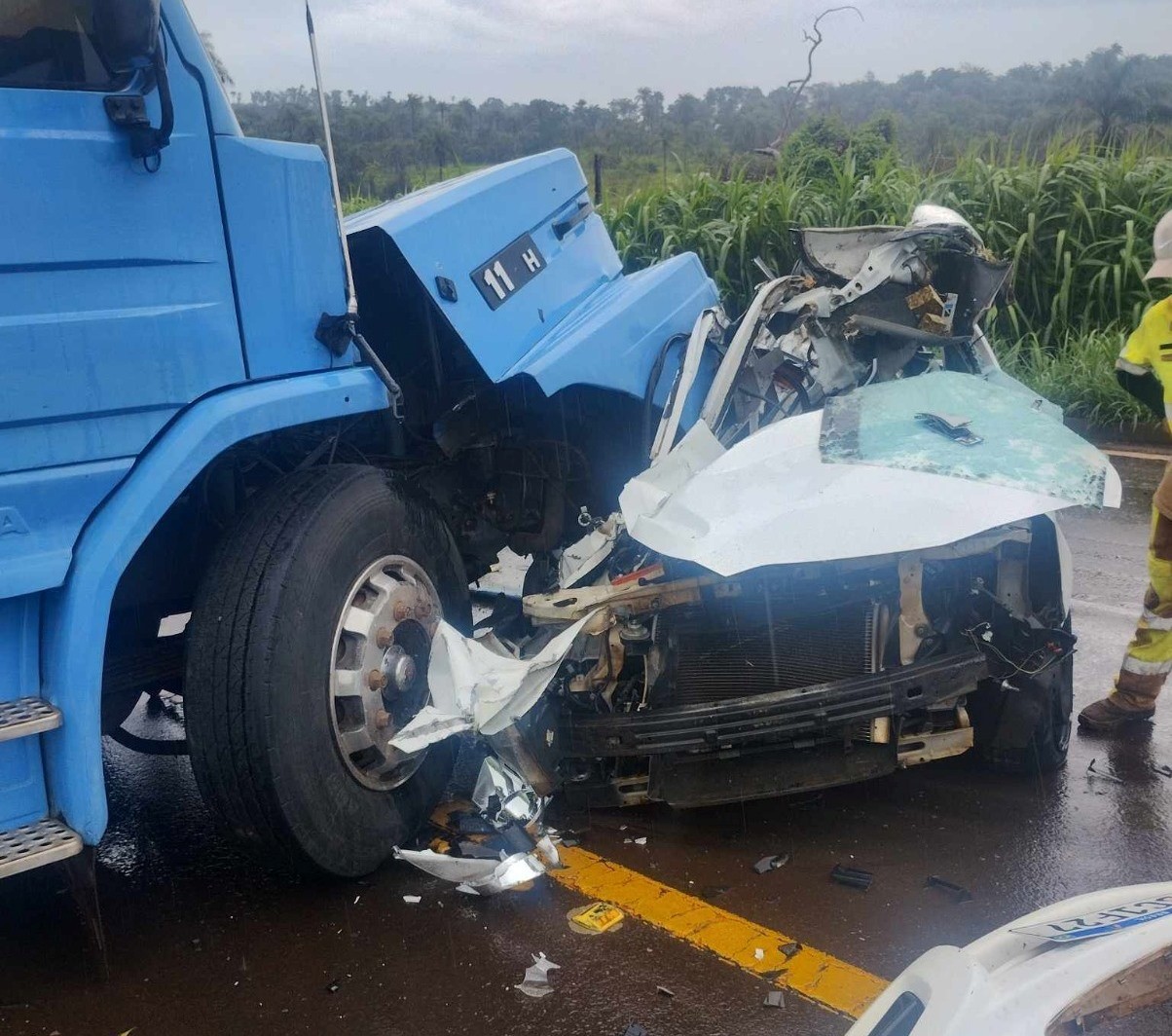 Acidente entre carro e carreta mata motorista e interdita a Rodovia Abrão Assed em Mococa