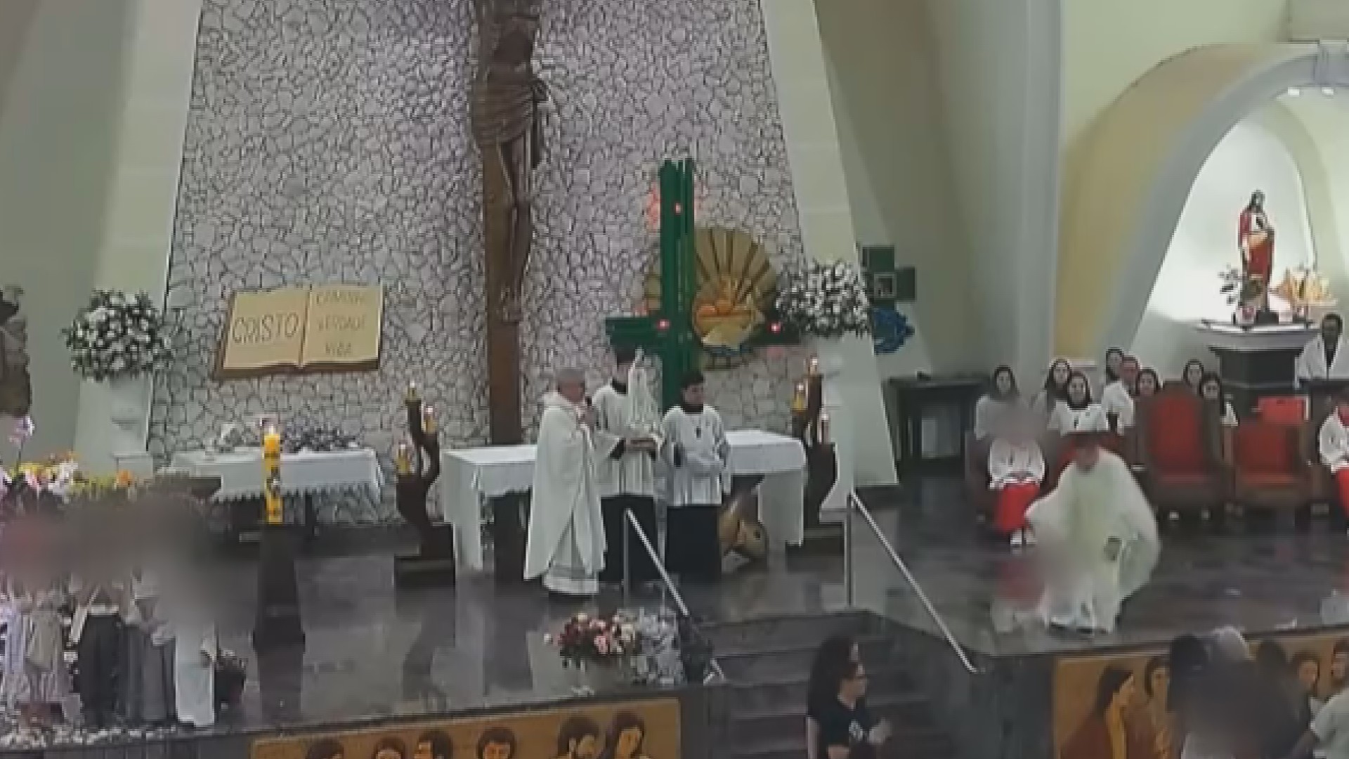 VÍDEO: Criança invade altar durante missa em Cianorte, e padre corre para impedir que ela caia do palco