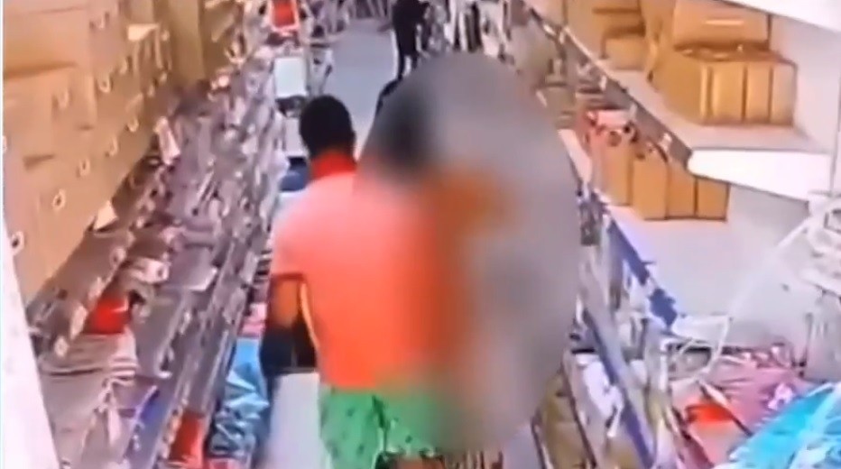 VÍDEO mostra homem encostando pênis em mulher dentro de loja em Maceió; ele já foi preso por importunação sexual