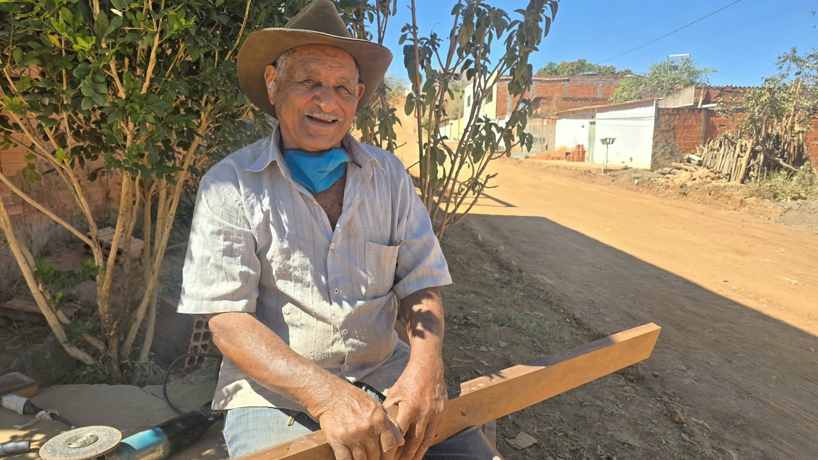 Moradores do Jaraguá, em Montes Claros, comemoram a chegada do asfalto
