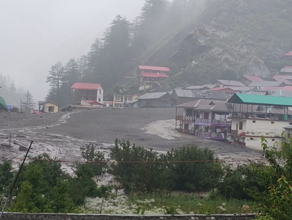Vila na Índia coberta de lama — Foto: Polícia de Uttarakhand / X