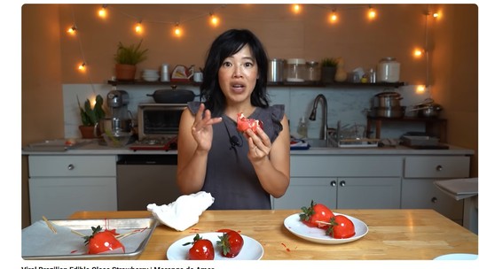 'Morongo' do amor: youtuber americana viraliza ao escrever errado nome da fruta e é avisada por brasileiros - Emmy, do canal Emmymade, afirmou que o doce é "delicioso", mas dá trabalho para fazer.