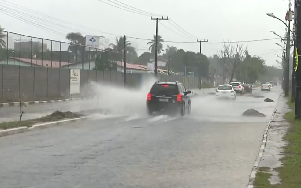 Avenida no bairro SIM alagada por causa da chuva em Feira de Santana — Foto: Reprodução/TV Subaé