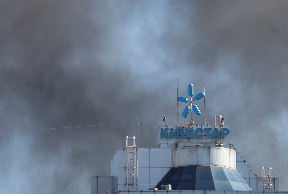 Fumaça sobe sobre a sede da operadora Kyivstar, em Kiev, na Ucrânia — Foto: Reuters