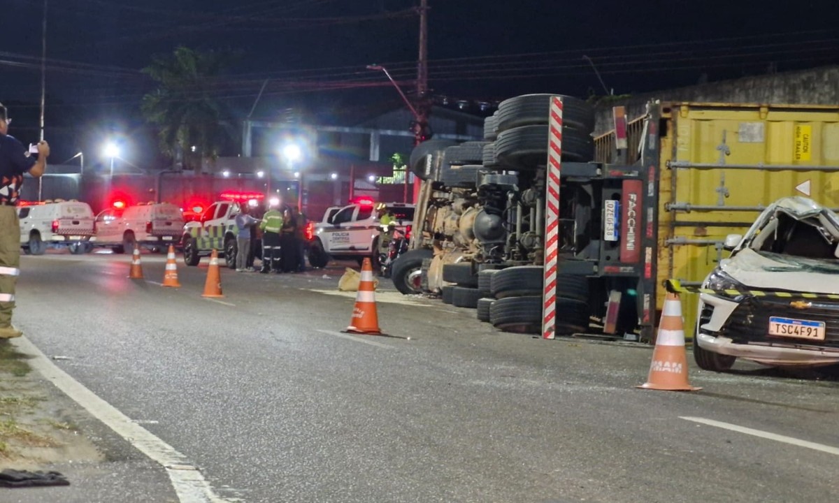 Faixa da avenida das Torres segue interditada após carreta tombar em Manaus