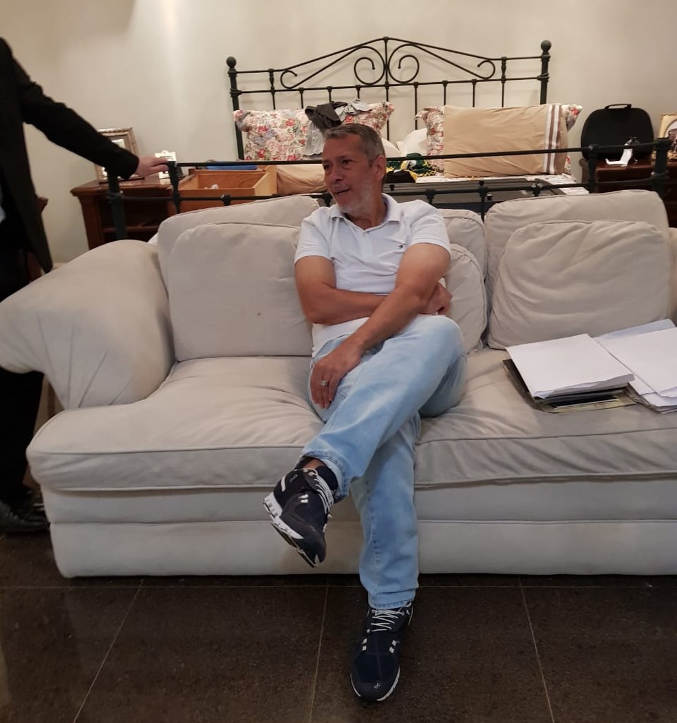 Joo Arcanjo Ribeiro aguarda policiais civis cumprirem mandado de busca e apreenso para seguir para presdio.  Foto: Polcia Civil