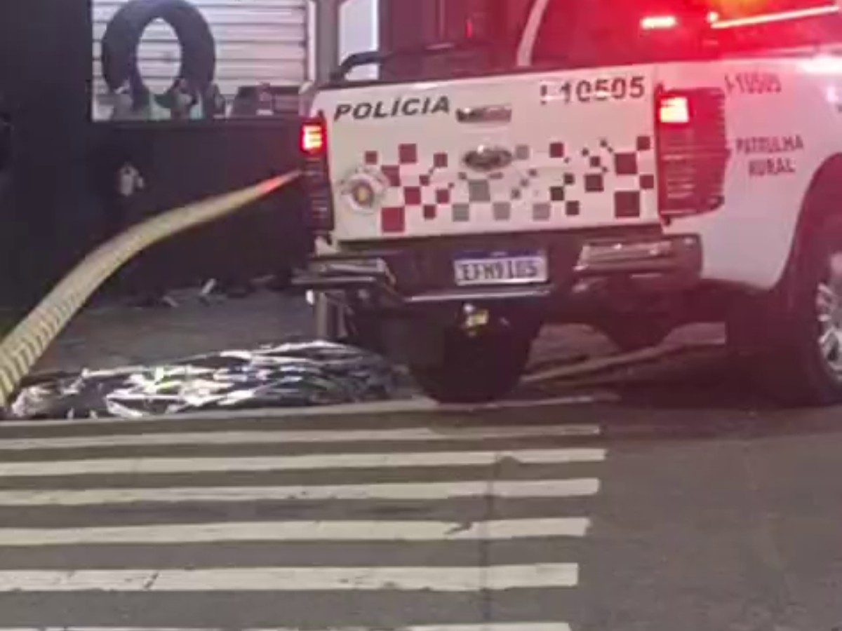 Motociclista morre ao bater em poste de sinalização em cruzamento de Piracicaba