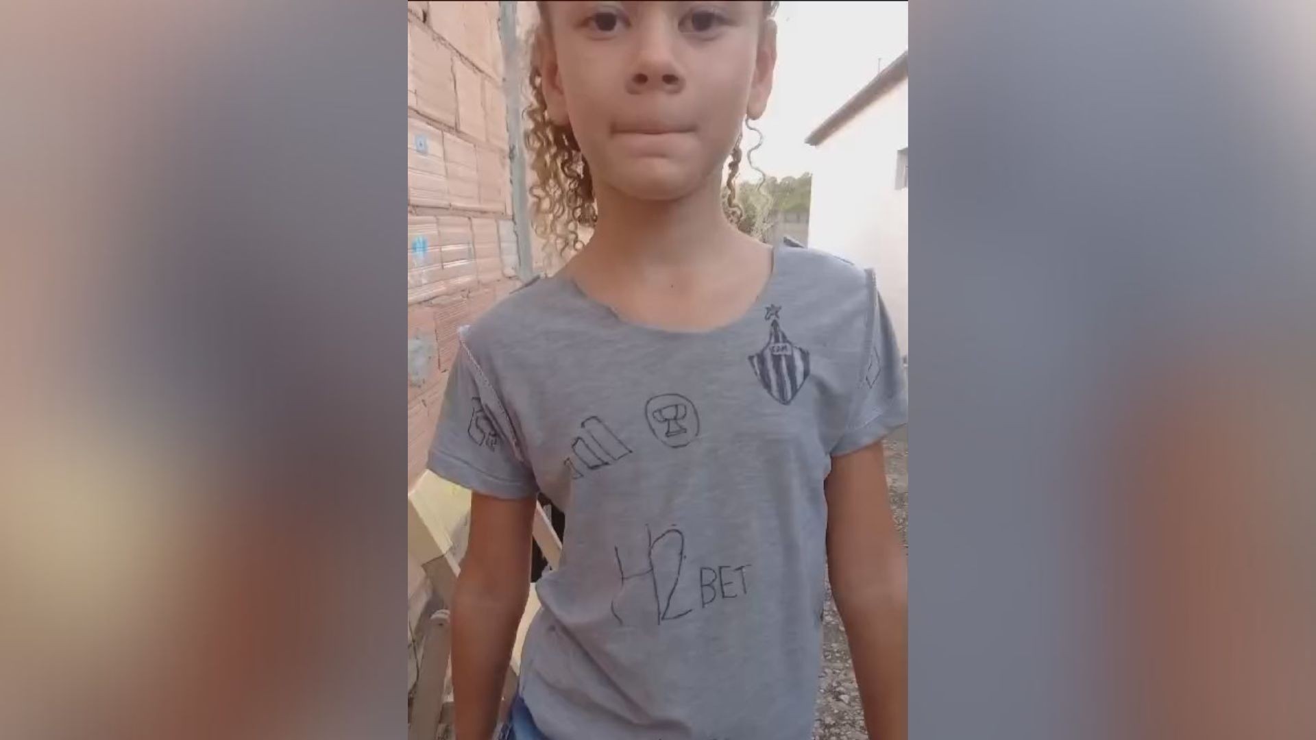 VÍDEO: Menina improvisa camisa do Atlético-MG em uniforme escolar com desenho à mão e viraliza na web