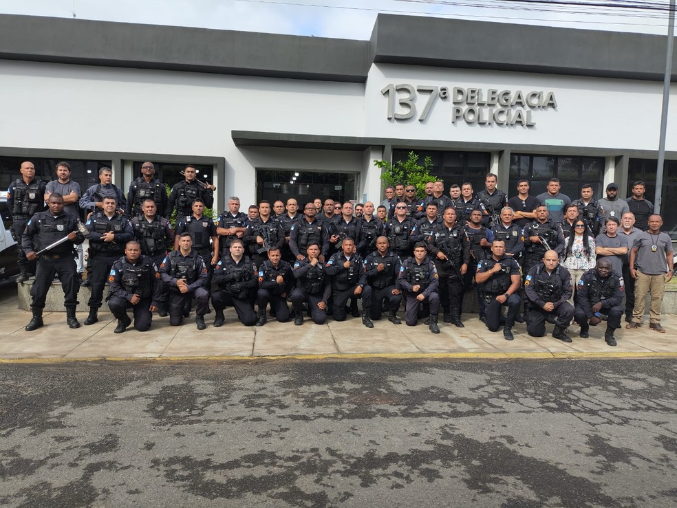 Operação conjunta foi realizada em Miracema para cumprir mandados de prisão em dois bairros da cidade — Foto: PM