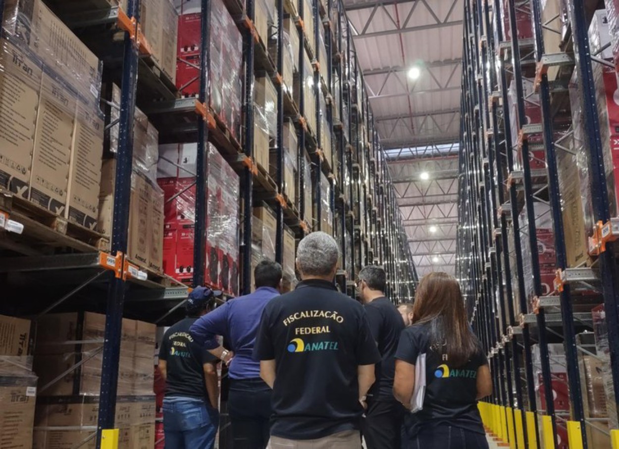 Anatel retira mais de 50 mil produtos de circulação em operação contra empresa de caixas de som e fones de ouvido