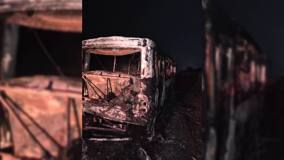 1 de 2
&Ocirc;nibus escolar pegou fogo em uma estrada rural pr&oacute;ximo a uma granja, em Ourinhos (SP), na madrugada de sexta-feira (2). &mdash; Foto: Corpo de Bombeiros