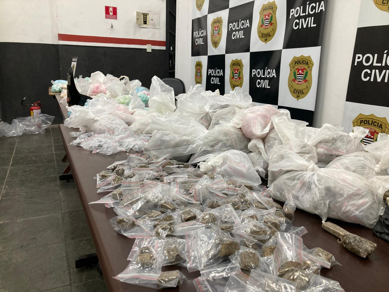 Polícia apreende três tonéis com mais de 17 kg de drogas durante operação em Taubaté, SP