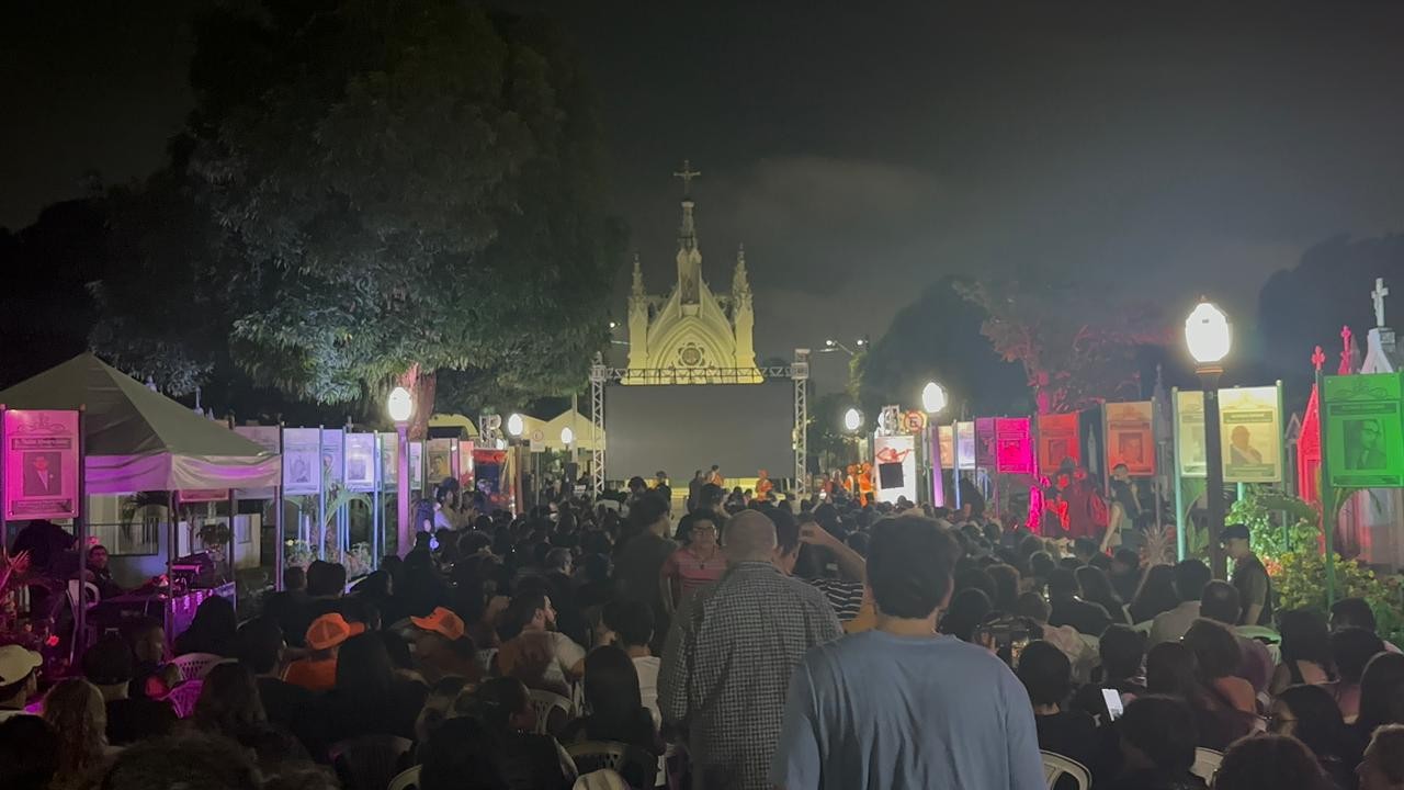 Cemitério de Manaus vira sala de cinema para exibir documentário sobre santa popular assassinada em 1901