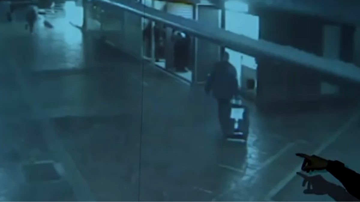 Vídeo mostra momento em que suspeito deixa mala com parte de  corpo em rodoviária de Porto Alegre