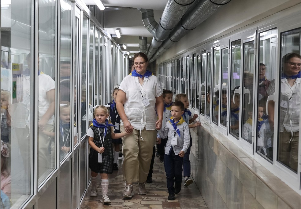 Crianças estudam em salas de aula montadas em estação de metrô, em Kharkiv, na Ucrânia — Foto: REUTERS/Vyacheslav Madiyevskyy