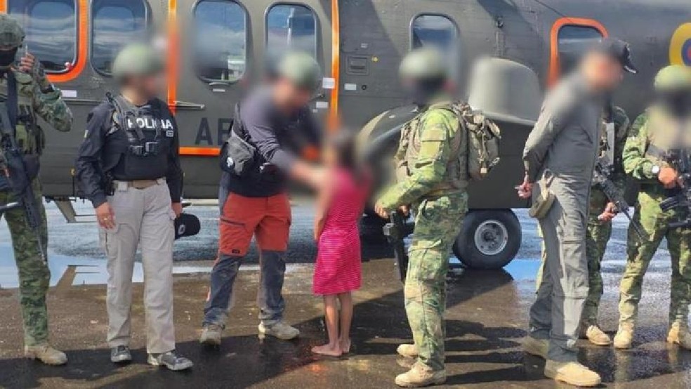 A menina foi resgatada na fronteira entre o Equador e o Peru. Ela havia sido traficada para ser entregue a um homem de 50 anos, que foi preso. — Foto: Exército do Equador via BBC
