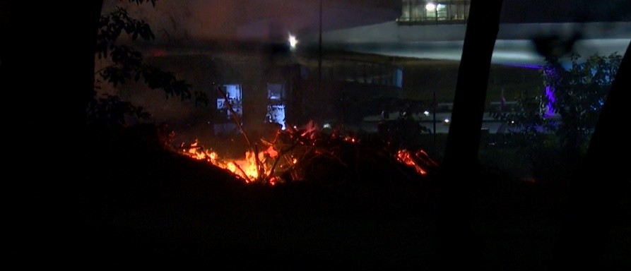 Incêndio é registrado em área de mata no Altiplano, em João Pessoa 