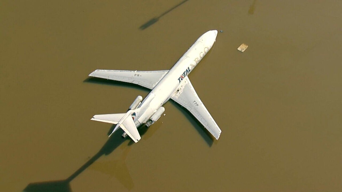 Cheiro forte, bichos mortos, 2 metros de água: como ficou o Aeroporto de Porto Alegre, fechado após enchente