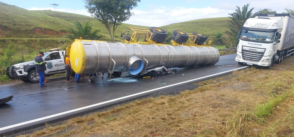 Caminhão-tanque tomba sobre carro de passeio em Flexeiras, no interior de Alagoas — Foto: PRF-AL