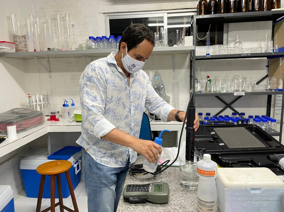 Pesquisador e professor Emerson Soares, da Ufal, analisa amostras coletadas na lagoa Mundaú para investigar causa da morte de peixes — Foto: Ascom/Ufal